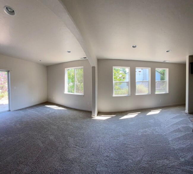 Photo - 220 Maple St