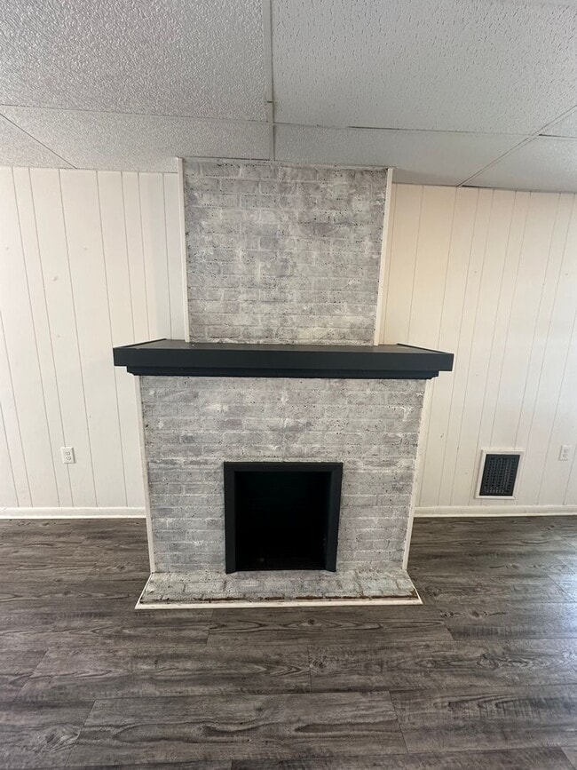Photo - 1047 W Poplar St