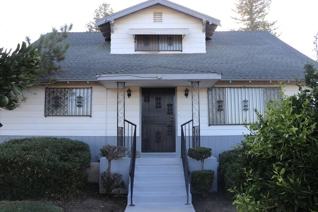 Building Photo - 3214 S Leonard Ave