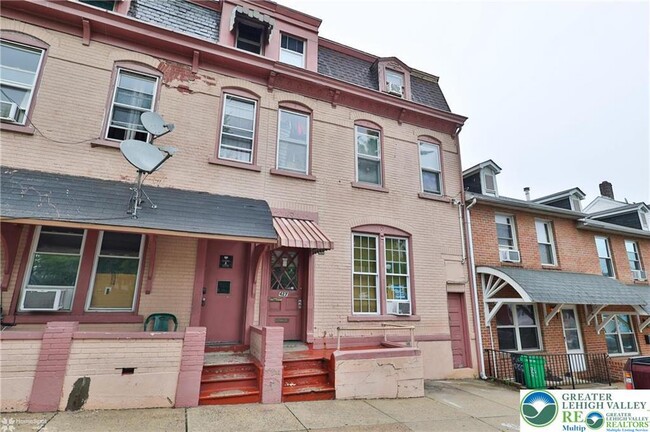 Building Photo - 427 1/2 N 5th St Unit 427 1/2 N 5th St
