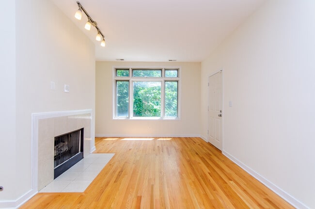 Photo - 1344 W Grenshaw St Unit B