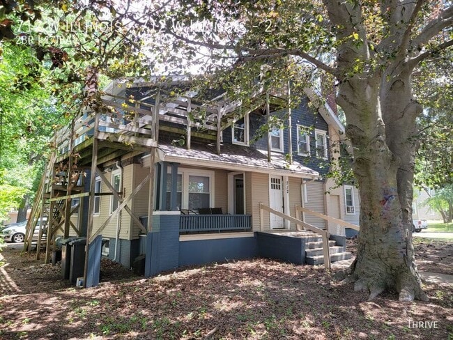 Building Photo - 712 W Illinois St Unit 2