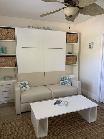 Sofá con cama plegable que se despliega sobre el sofá y la mesa. - 3203 NE 5th St Unidad Sudo's Beach Apt