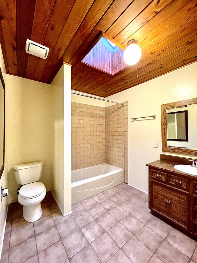 Spacious Bathroom - 3869 McLaughlin Ave Unit Rear