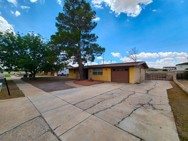Photo - 1795 Carlyle Dr