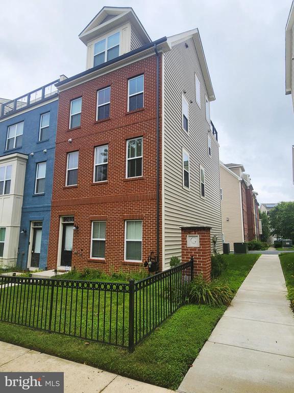 Building Photo - 2431 Glenallan Ave Rental
