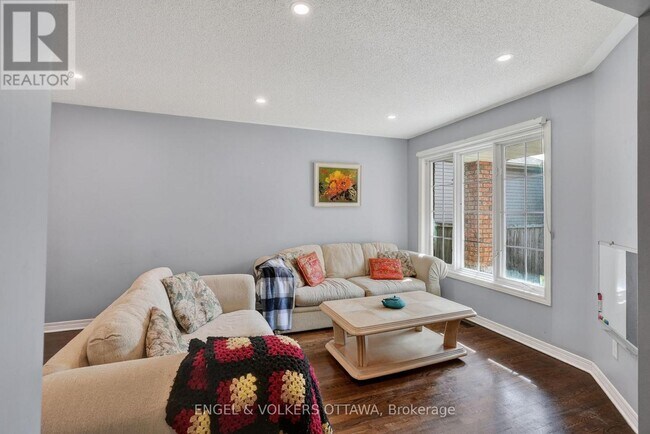 Photo - 1033 Como Crescent