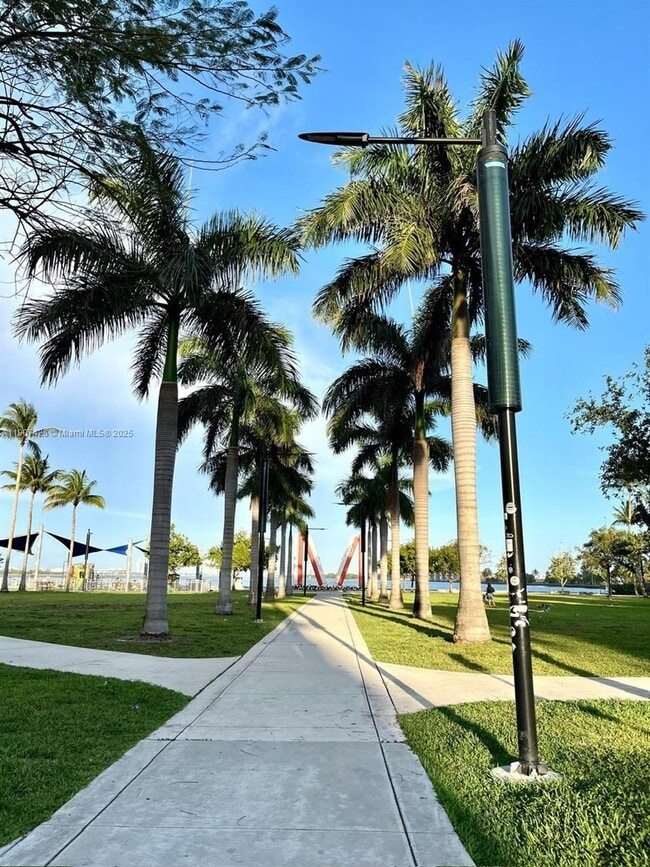 Building Photo - 520 NE 38th St Unit 8