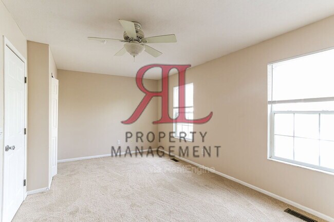 Photo - 323 Oxford Oak Dr