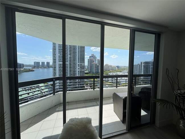 Photo - 3500 Mystic Pointe Dr Unidad 2003