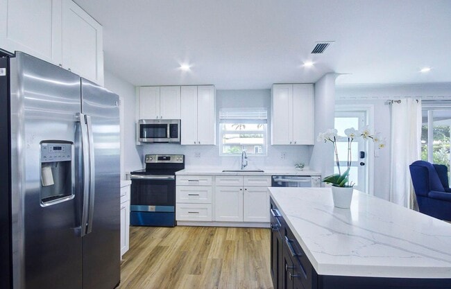 Building Photo - 1950 NE 30th St