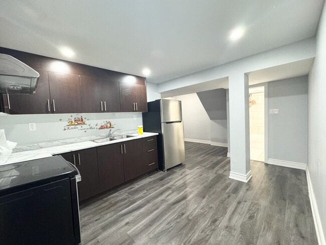 Photo - 1 BED - 1 BATH - MISSISSAUGA - BASEMENT Unit 2