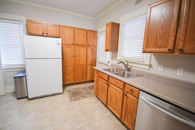 Photo - Lovely home in the heart of Kutzky Park!