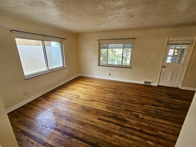 Living room - 1129 Clearbrook Dr Unit 2