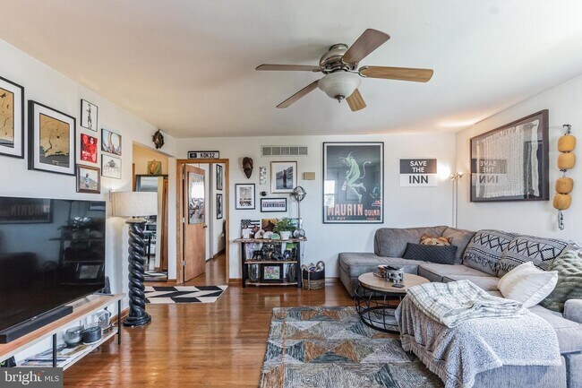 Photo - 355 W 6th St