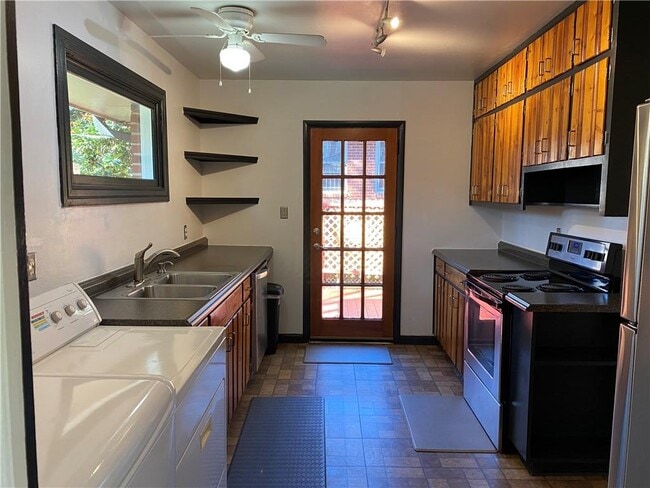 Photo - 1975 Clearwater Dr SE