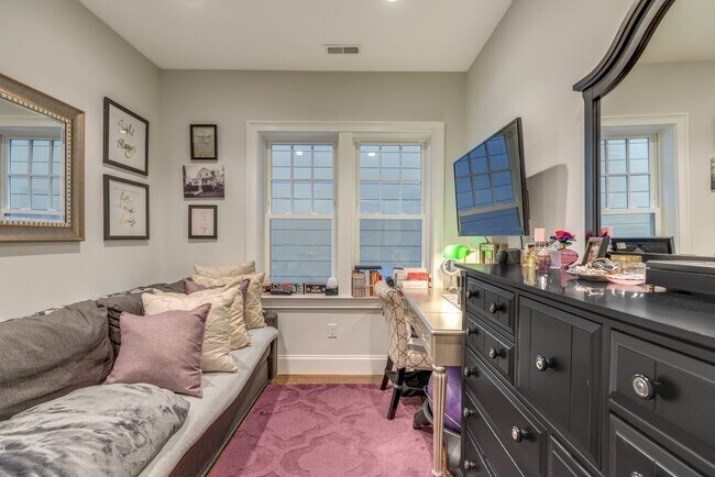 Photo - 141 W 6th St Unidad 1