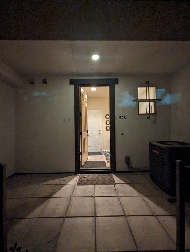 Photo - 764 Grandview Ter