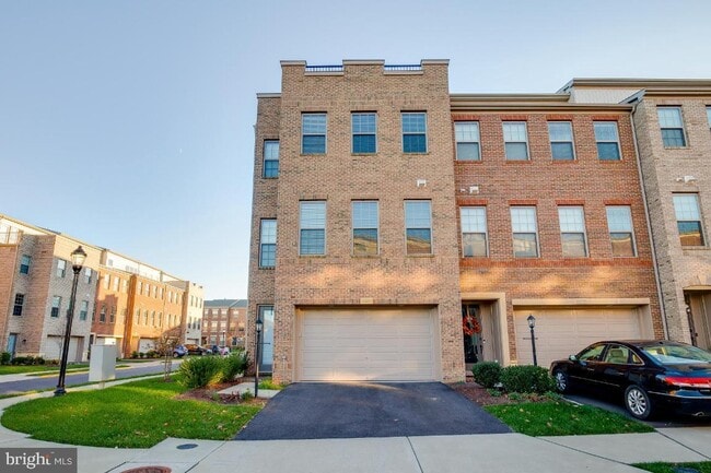 Building Photo - Stunning, light-filled end unit townhome in sought-after Brambleton community.