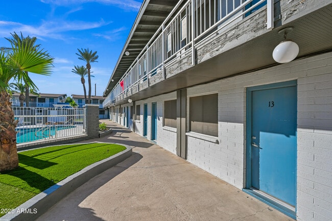 Building Photo - 3025 N 32nd St Unit 13