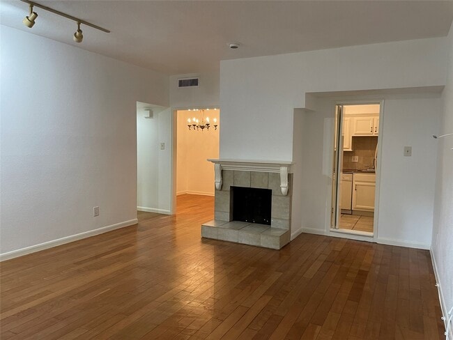 Building Photo - 2100 Tanglewilde St Unit 597 Rental