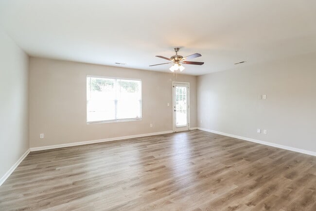 Photo - 916 Harrier Rd