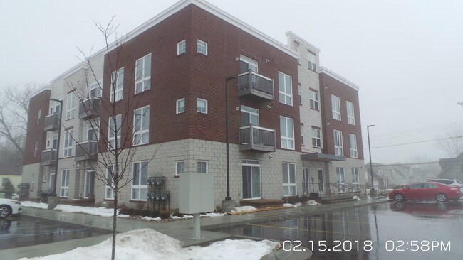 Maple Cove Apartments - 1649 N Maple Rd Unit 106