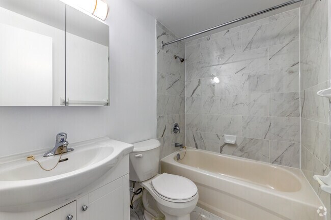 1BR + Den, 1BA - 750PC - Salle de bain