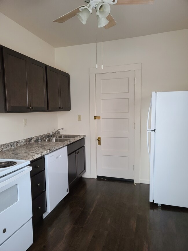 Kitchen: Electric stove and dishwasher - 19 Penn St Apartamentos Unidad #2