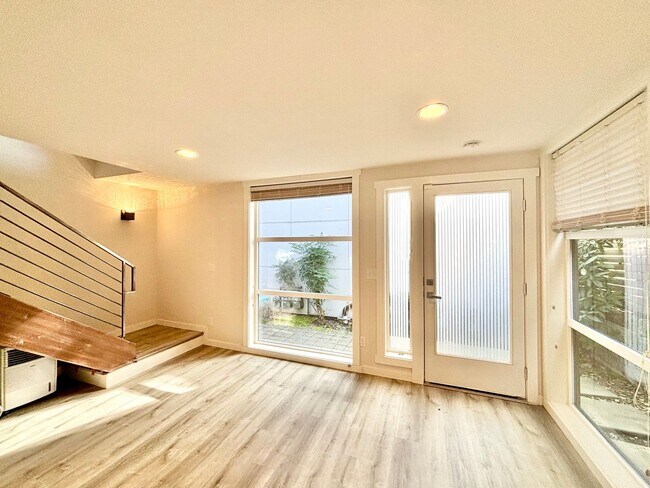 Photo - bright and cozy 2b2b townhouse