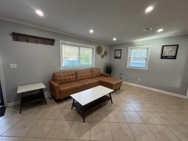 Photo - 405 Kingston Rd