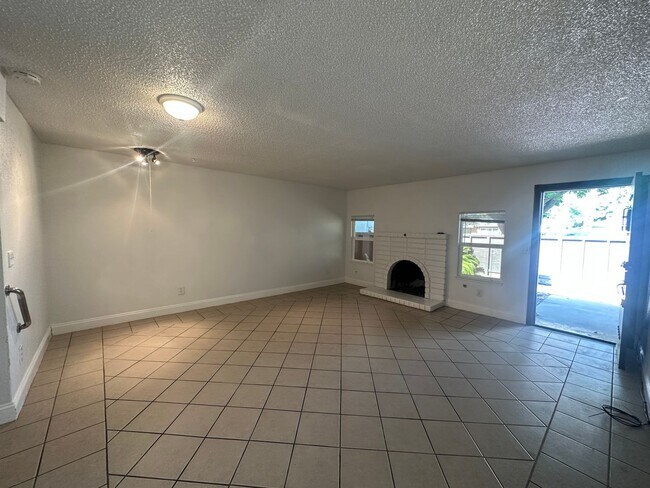 308 N Riverside Dr