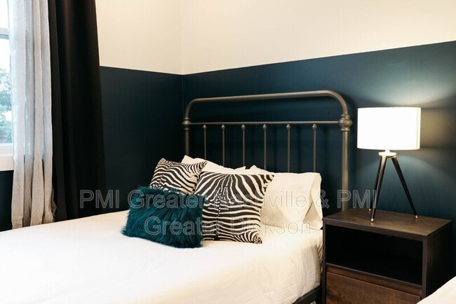 Photo - 11 N Hill St