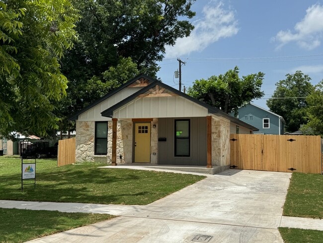 Building Photo - 908 S 10th St