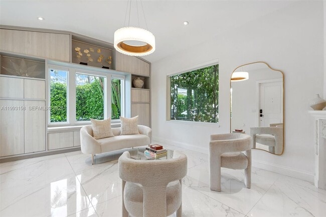 Photo - 634 W 47th St