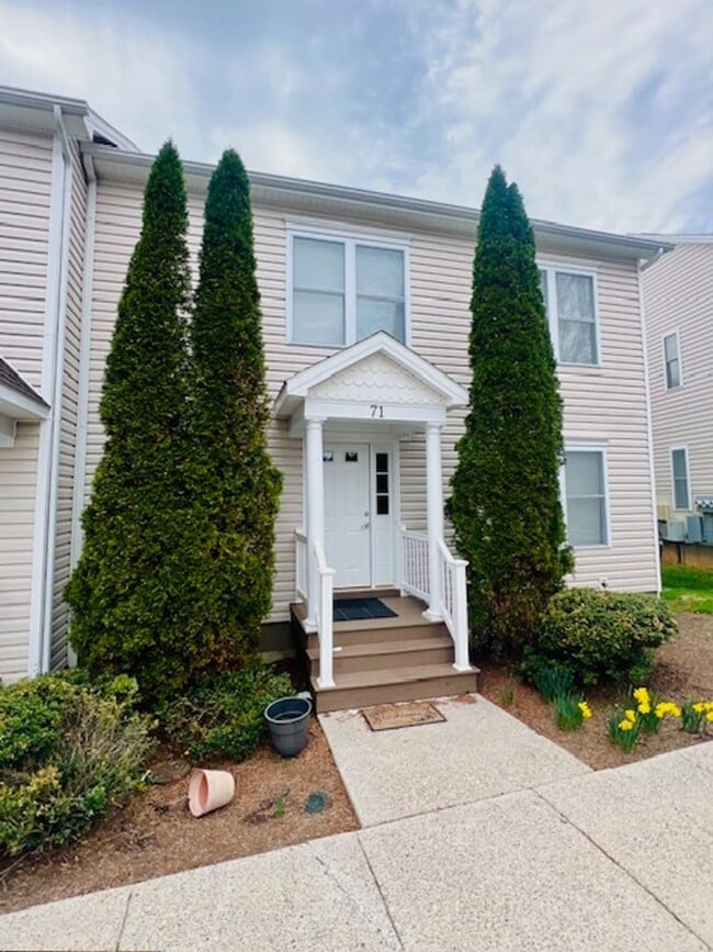 Building Photo - Townhouse Located at Pikes Place