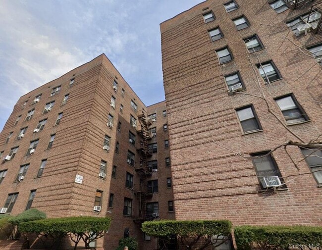 Building Photo - 83-60 Vietor Ave Unit 6P