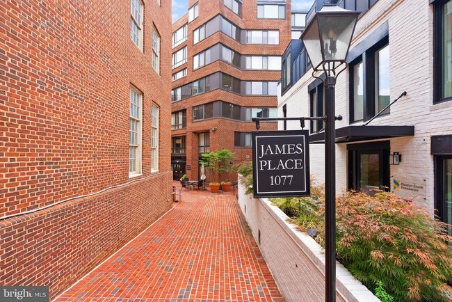 1077 30th St NW Unidad 201