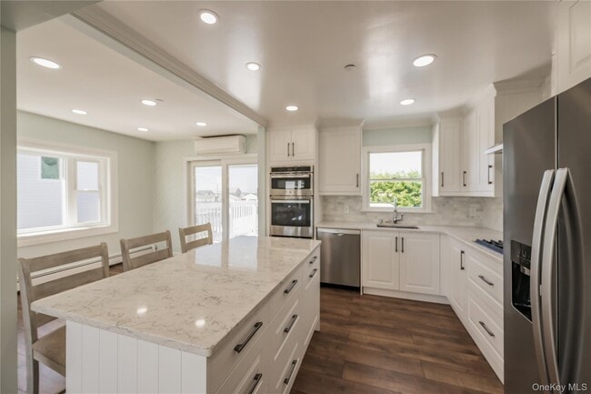 Photo - 869 Beach St