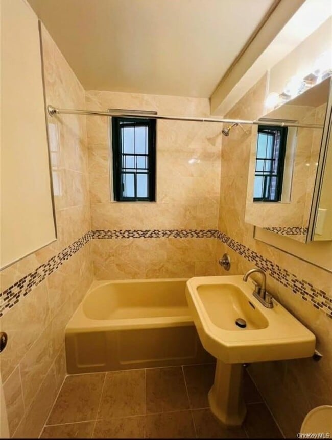 2033 McGraw Ave Unit MH