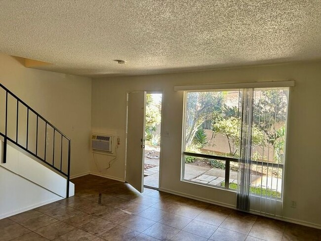 REALLY NICE 2BD & 1.5BA TOWNHOME IN FULLERTON