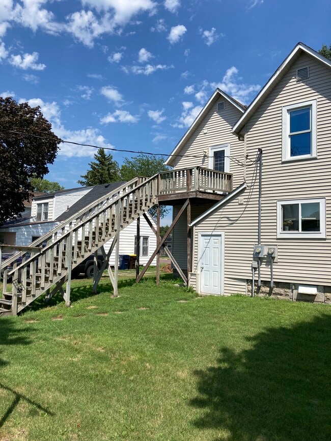 Building Photo - 101 Park St N Unit upper