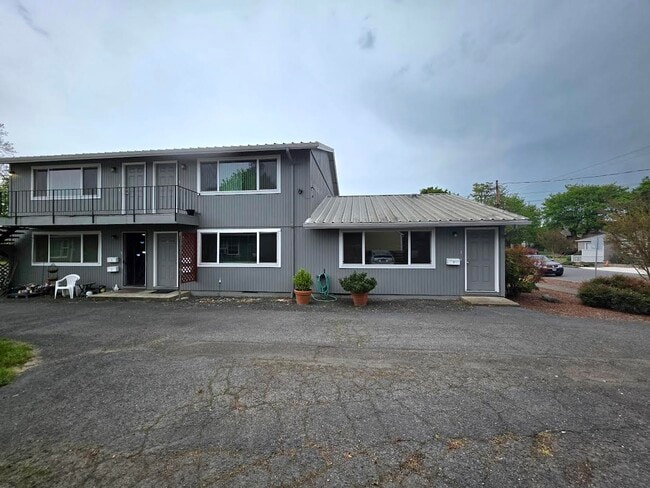 Building Photo - 256 Powell St E Unit 256-1