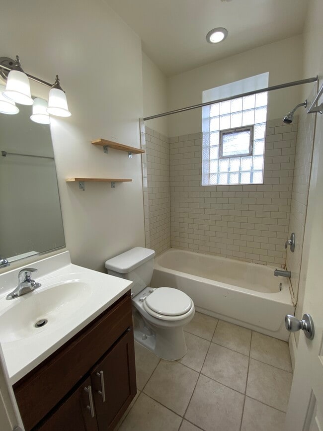 4756 Maplewood Large Studio