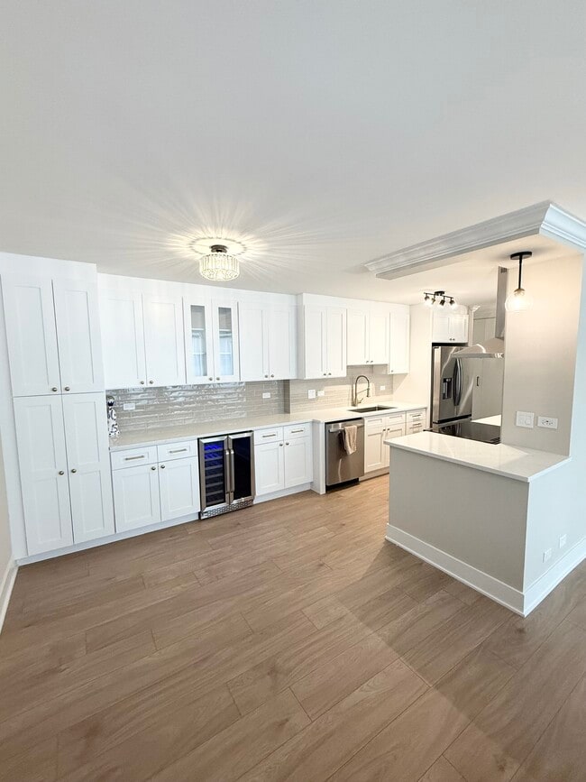 Building Photo - 111 E Chestnut St Unit 16G Rental