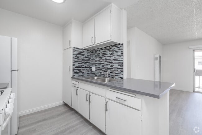 1BR, 1BA - 625SF - Kitchen