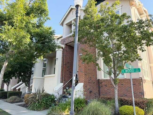 Building Photo - Perfect Shape Downtown Livermore Townhome ...