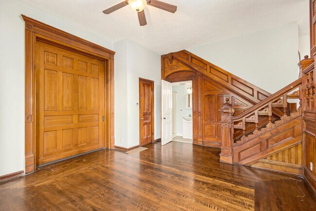 Photo - 603 Wealthy St SE