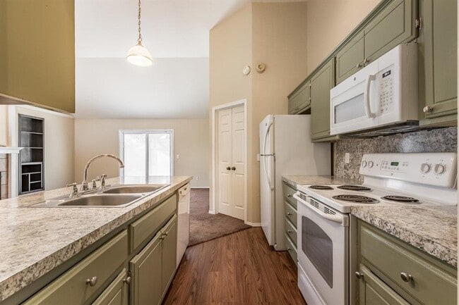 Photo - 904 Merlin Cir