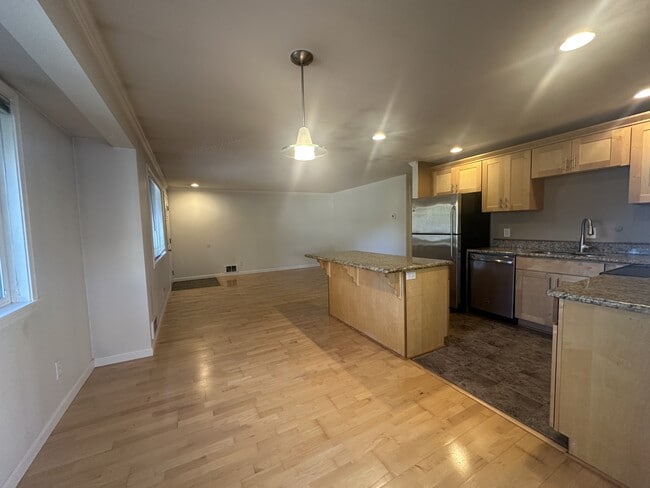 Photo - 415 Healy Ave S